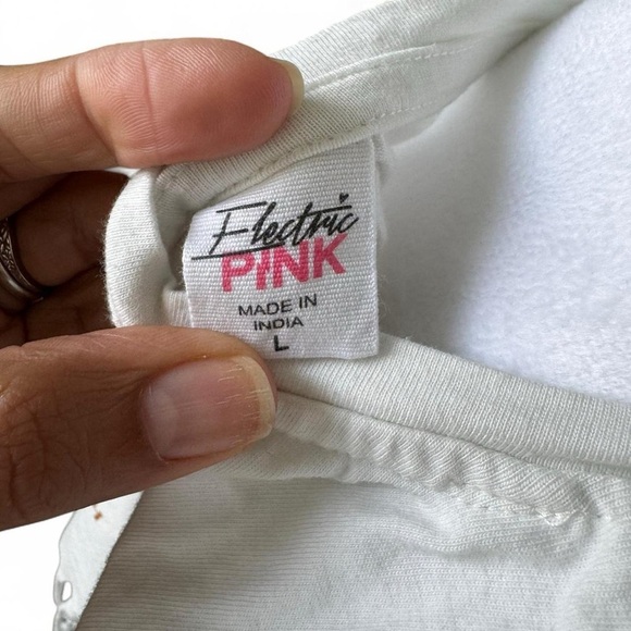 White Sleeveless Crop Muscle Tee with Fringe - Picture 3 of 4